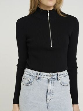 BLACK RIBBED HALF-ZIP MOCK NECK CROPPED TOP